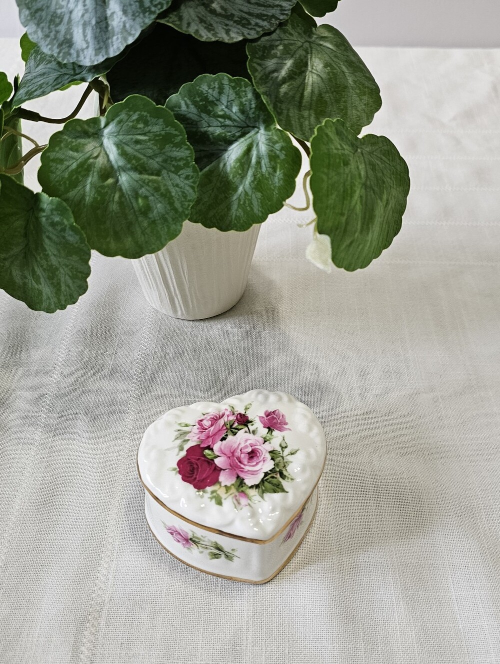 Heart-Shaped Sheltonian Trinket Box with Pink Rose Motif